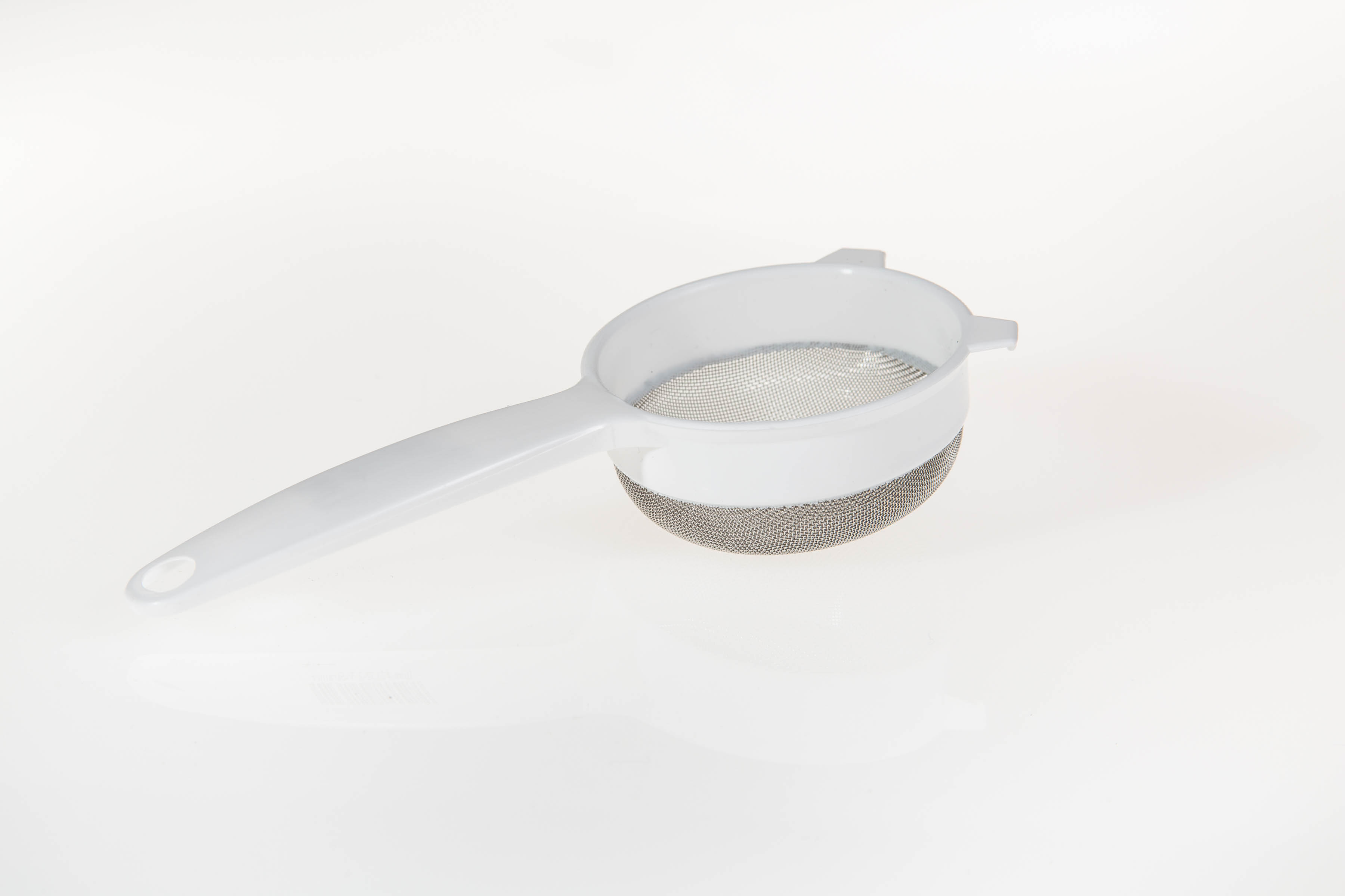 STRAINER W/ PLASTIC HANDLE (40 MESH) PCCA